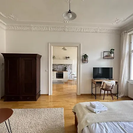 Apartment 3bdr Bohemian Style Flat With Balcony Prag