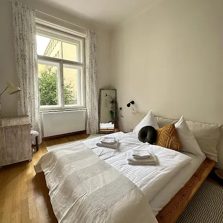 3bdr Bohemian Style Flat With Balcony פראג