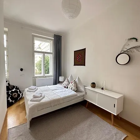 Lejlighed 3bdr Bohemian Style Flat With Balcony