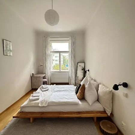 3bdr Bohemian Style Flat With Balcony Lejlighed