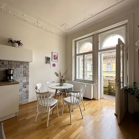 3bdr Bohemian Style Flat With Balcony
