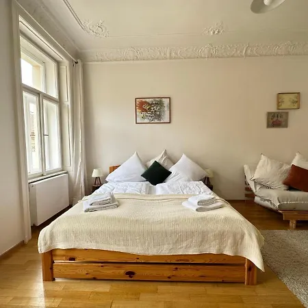3bdr Bohemian Style Flat With Balcony Lejlighed