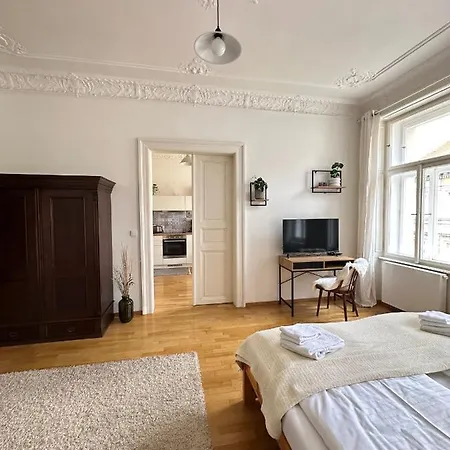 3bdr Bohemian Style Flat With Balcony 布拉格
