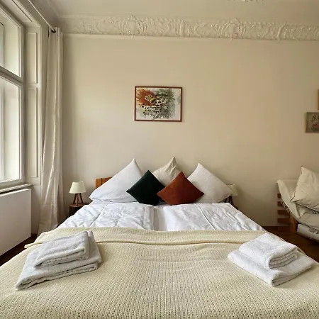 3bdr Bohemian Style Flat With Balcony Lejlighed