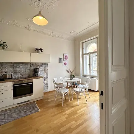 3bdr Bohemian Style Flat With Balcony פראג