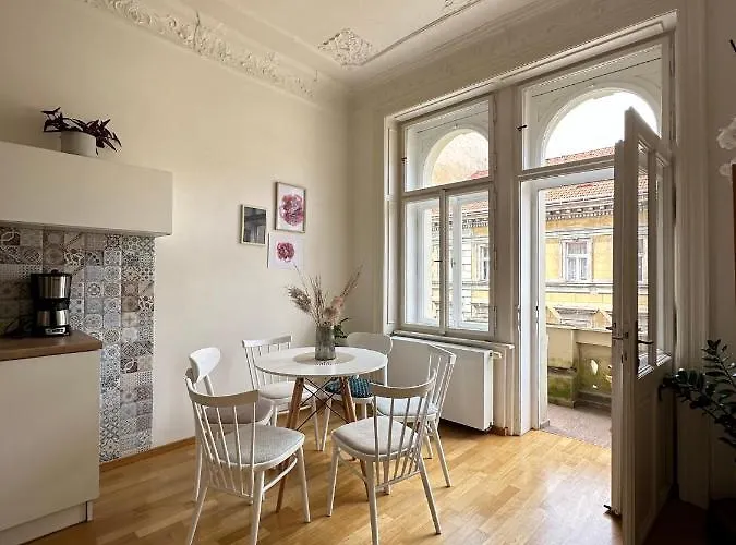 3bdr Bohemian Style Flat With Balcony