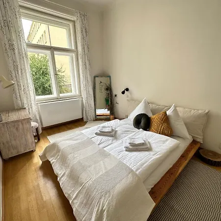 3bdr Bohemian Style Flat With Balcony Apartament Praga