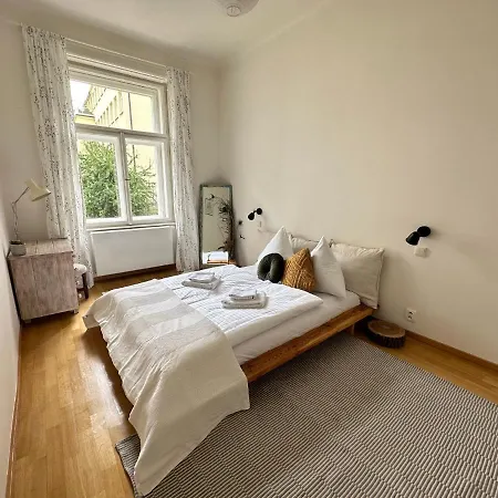 Apartament 3bdr Bohemian Style Flat With Balcony Praga